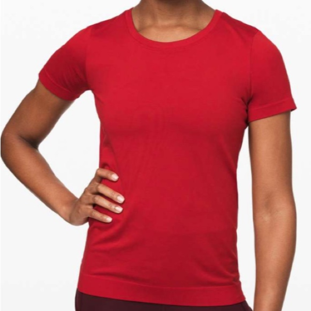 Lululemon Swiftly Relaxed Short Sleeve
Dark Red / Dark Red Size 6